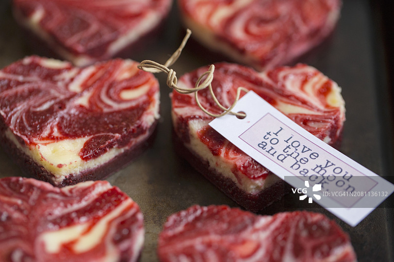 情人节心形大理石纹迷你芝士蛋糕与礼品标签图片素材