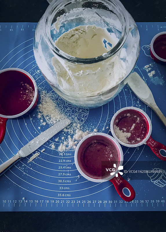 烘焙原料的排列，包括面粉和拉坯碗图片素材