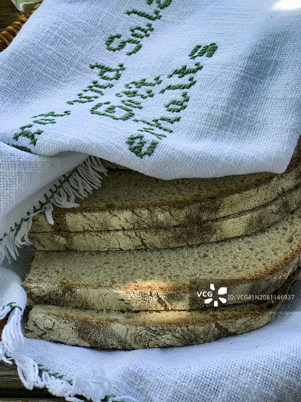 亚麻布上的面包片图片素材