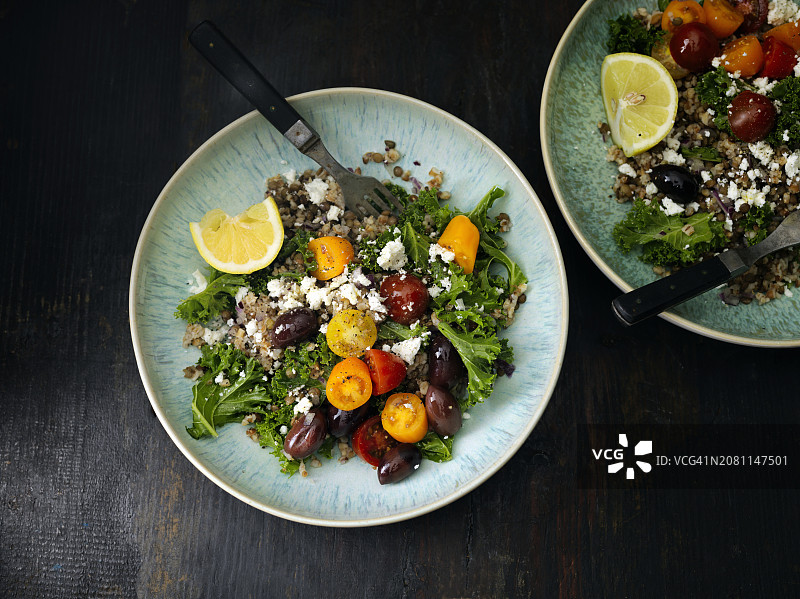 番茄、橄榄和菲达奶酪谷物沙拉图片素材