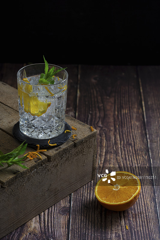 含橙子的金汤力图片素材