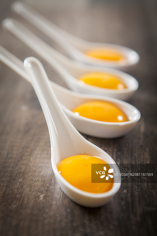勺子上的蛋黄图片素材