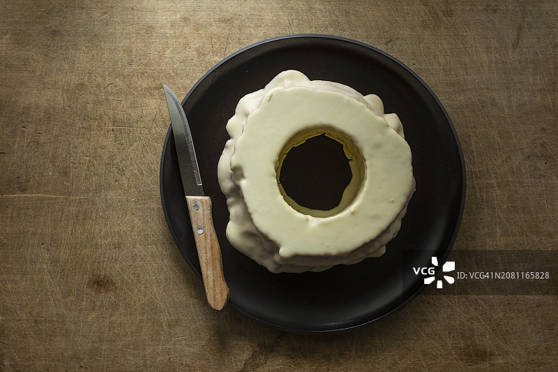 盘子上的白色年轮蛋糕图片素材