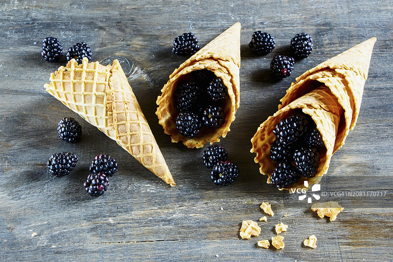 冰淇淋甜筒里的新鲜黑莓图片素材