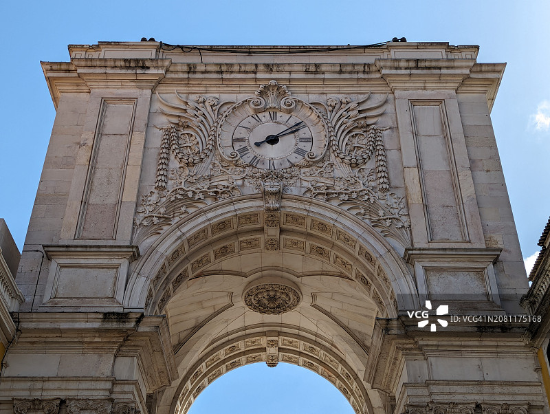 在葡萄牙里斯本商业广场拍摄的奥古斯塔街凯旋门智能手机照片图片素材