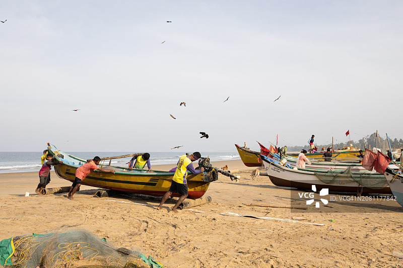 印度戈卡纳库德勒海滩的渔船图片素材