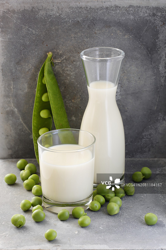 豌豆饮品和新鲜豌豆图片素材