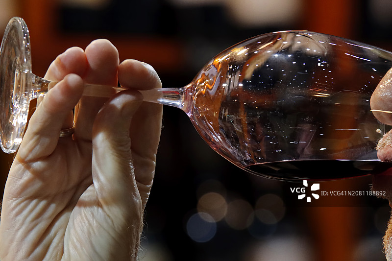 侍酒师品尝红酒以评估饮品图片素材