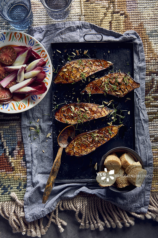 照烧烤茄子配红色菊苣和番茄图片素材