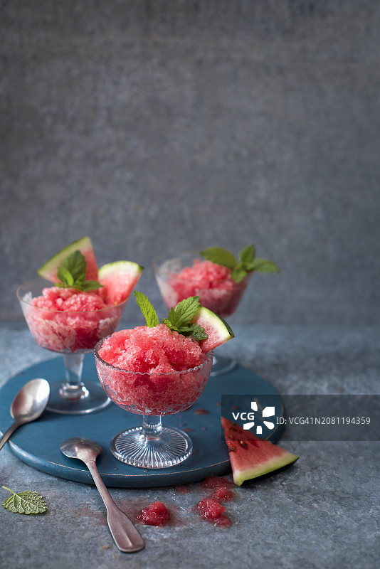 杯装西瓜冰沙配新鲜西瓜和薄荷图片素材