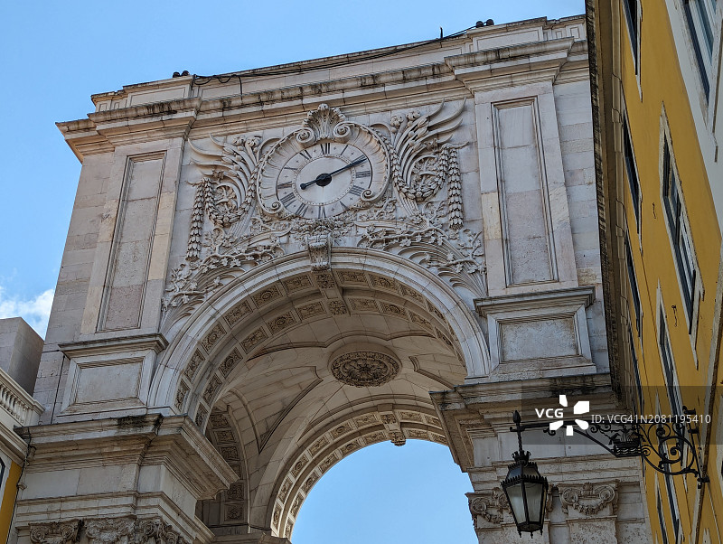 在葡萄牙里斯本商业广场拍摄的奥古斯塔街凯旋门智能手机照片图片素材