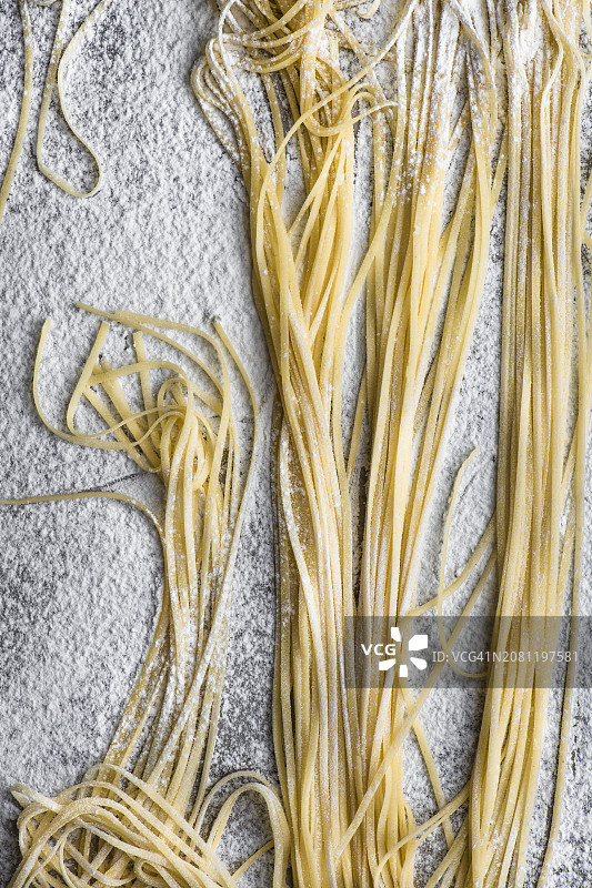 新鲜制作的意大利宽面条（俯视）图片素材