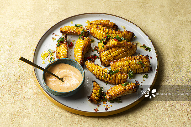 辣椒油和是拉差蛋黄酱玉米排骨图片素材