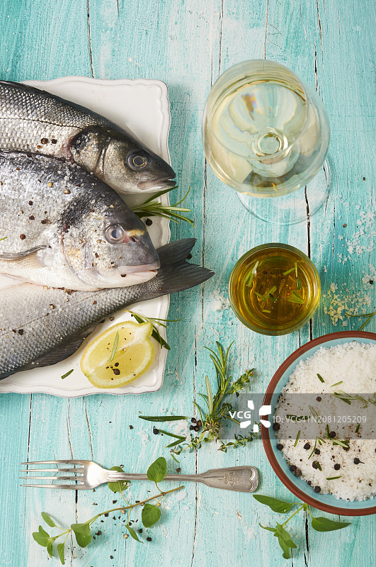 金头鲷、白葡萄酒和盐食材摆拍图片素材