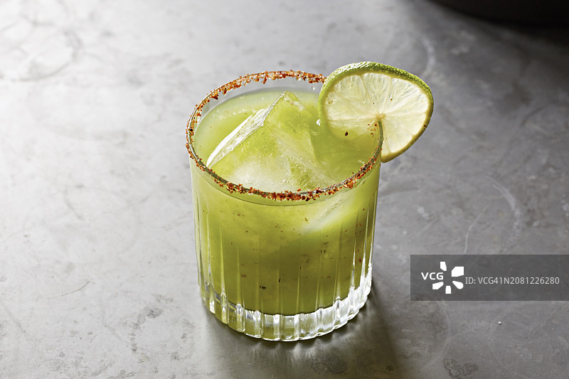 用酸橙和辣椒盐装饰的绿色鸡尾酒图片素材