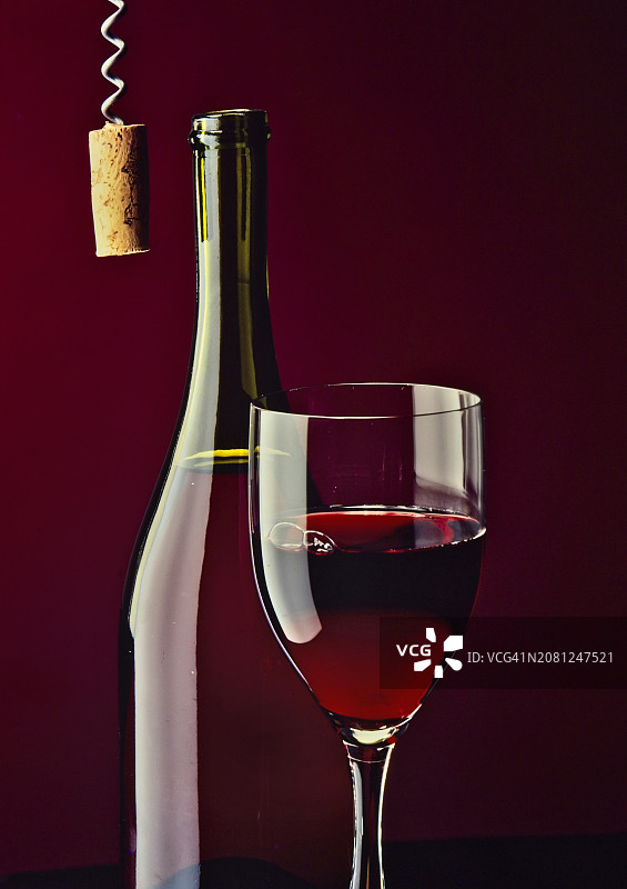 红酒、酒杯和开瓶器图片素材
