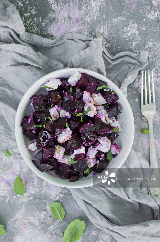 羊乳酪薄荷甜菜根沙拉图片素材