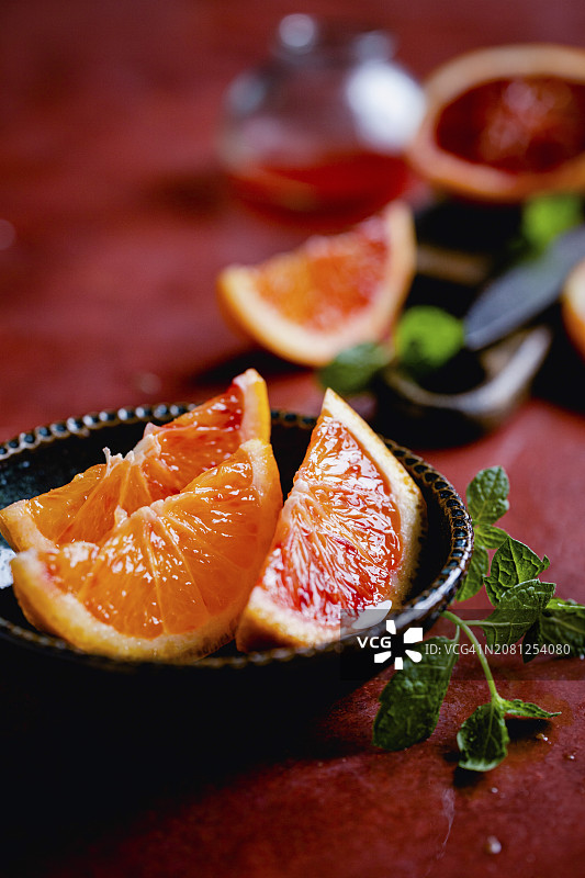 碗中的西西里血橙切片图片素材