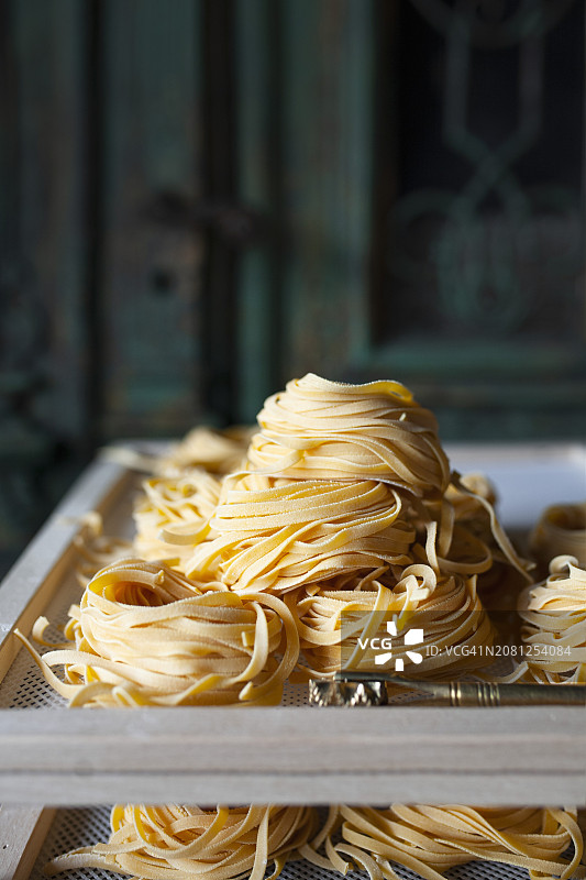 晾晒架上新鲜的意大利细面图片素材