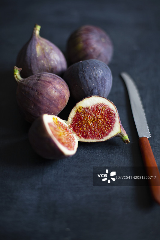 完整和切半的成熟无花果图片素材
