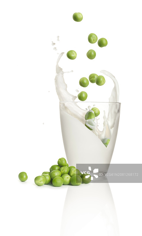 豌豆掉进一杯牛奶里图片素材