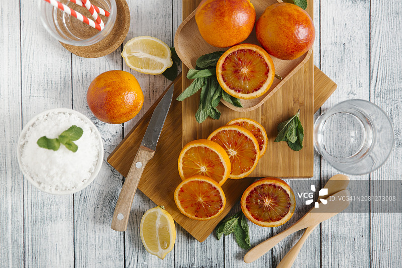 制作血橙冰沙的食材和厨具图片素材