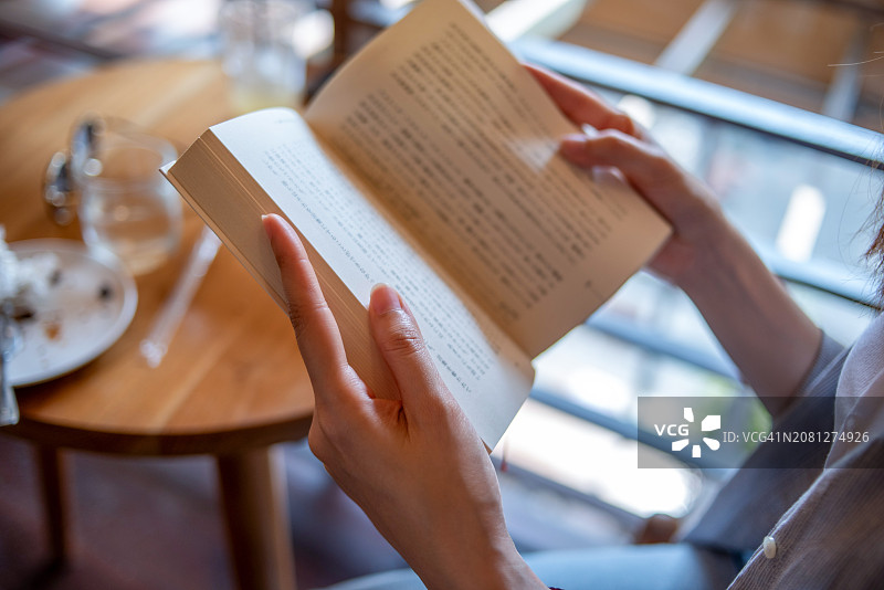 女人拿着书的手部局部照片图片素材