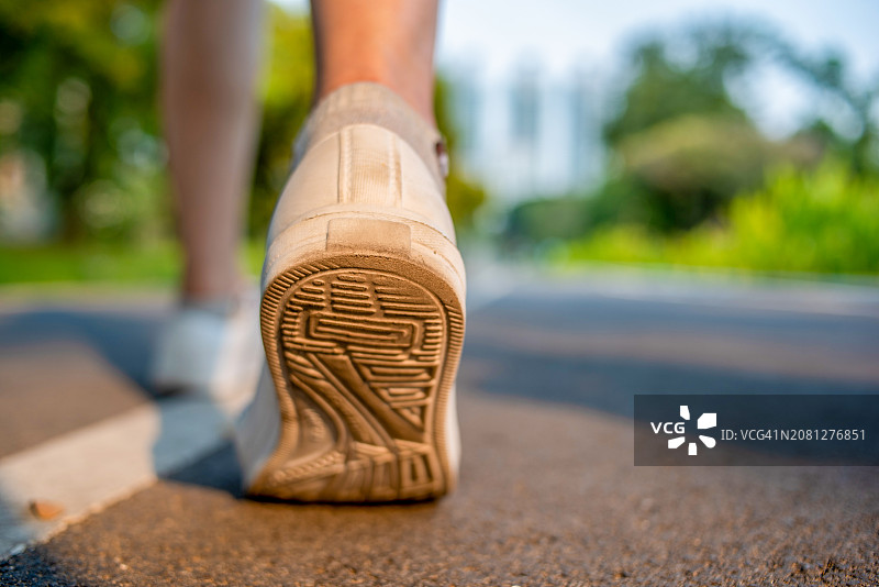 特写：跑步者的鞋底图片素材