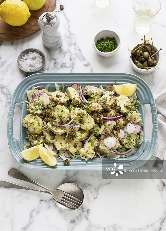 土豆沙拉配萝卜、红洋葱和刺山柑苹果图片素材