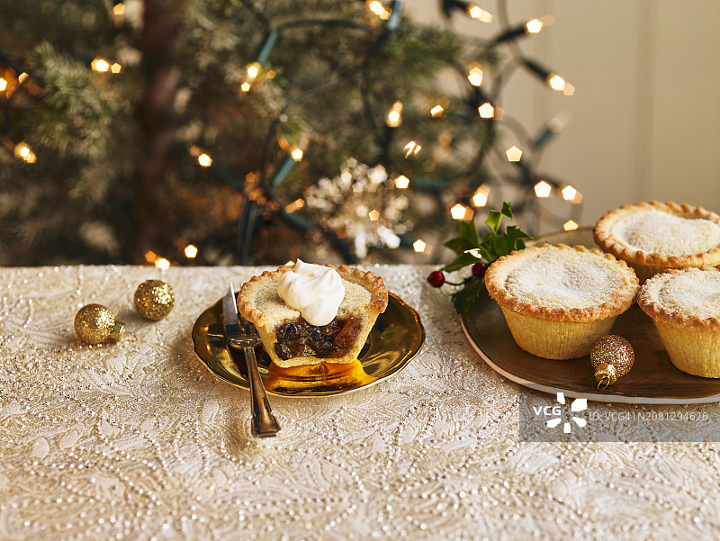 一盘肉馅饼和一份切开的奶油肉馅饼图片素材