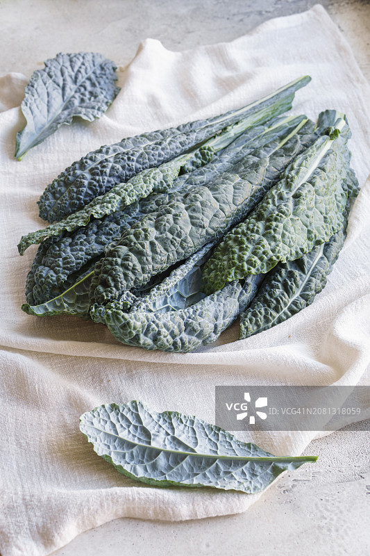 桌子上的Lacinato羽衣甘蓝叶子图片素材