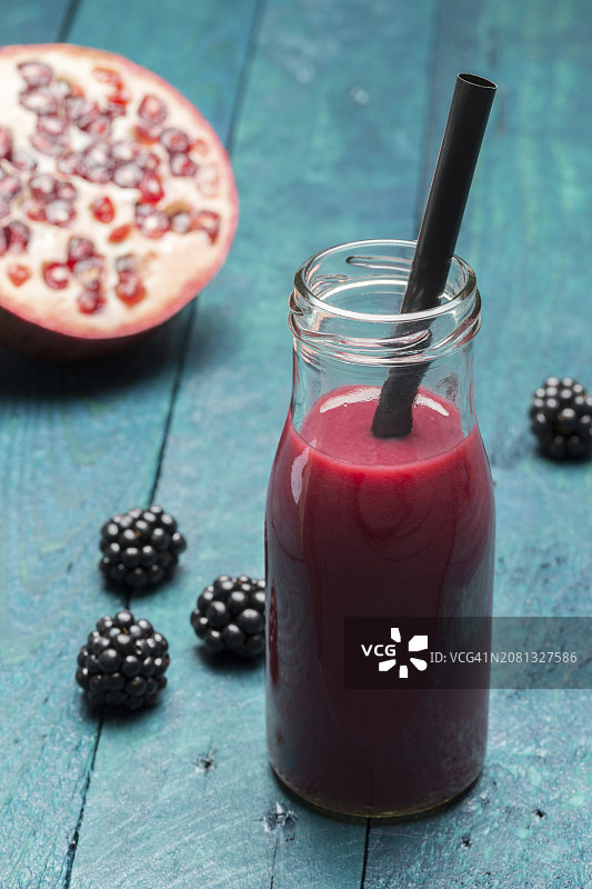 瓶装黑莓石榴冰沙配吸管图片素材
