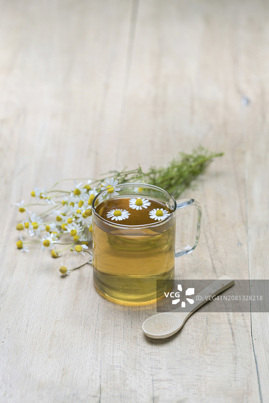 玻璃杯中的洋甘菊茶图片素材