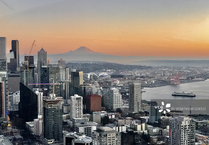 日出时分的城市天际线和山脉航拍景色图片素材