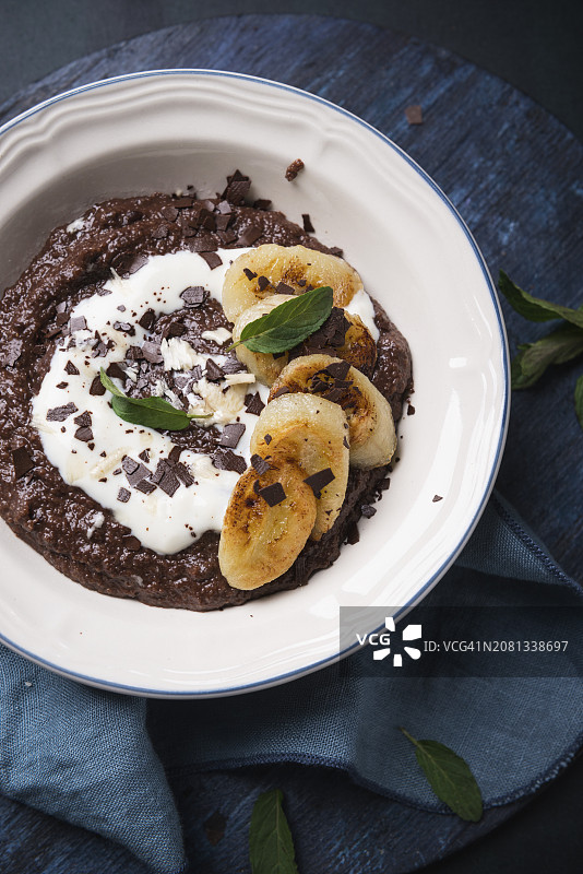 纯素巧克力粗麦粥配豆奶、炸香蕉和薄荷图片素材