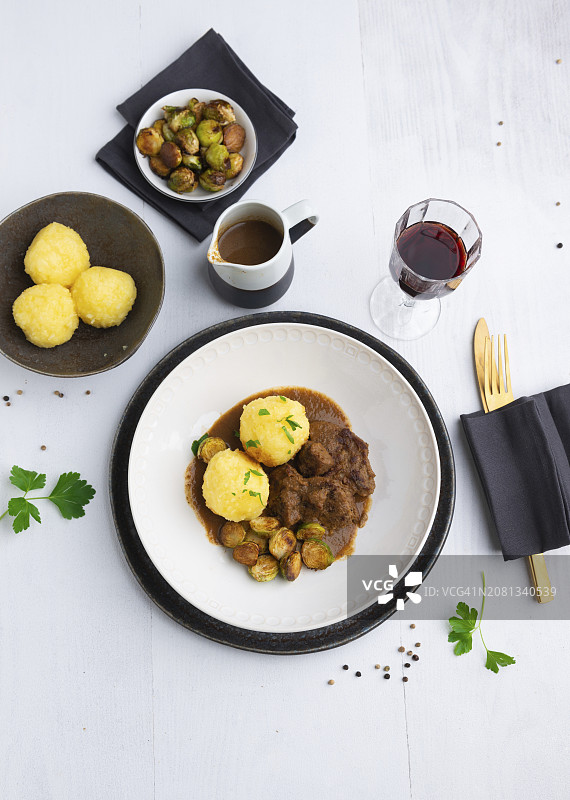 纯素“鸭”肉片配烤球芽甘蓝和饺子图片素材