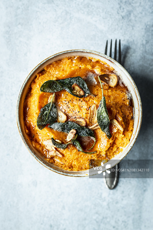 鼠尾草蒜香黄油甘薯泥图片素材