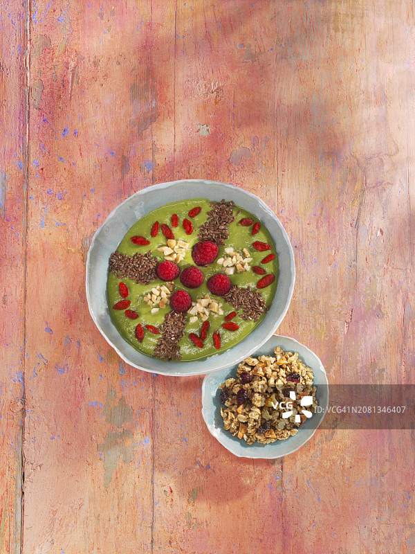 芒果和婴儿菠菜冰沙碗图片素材