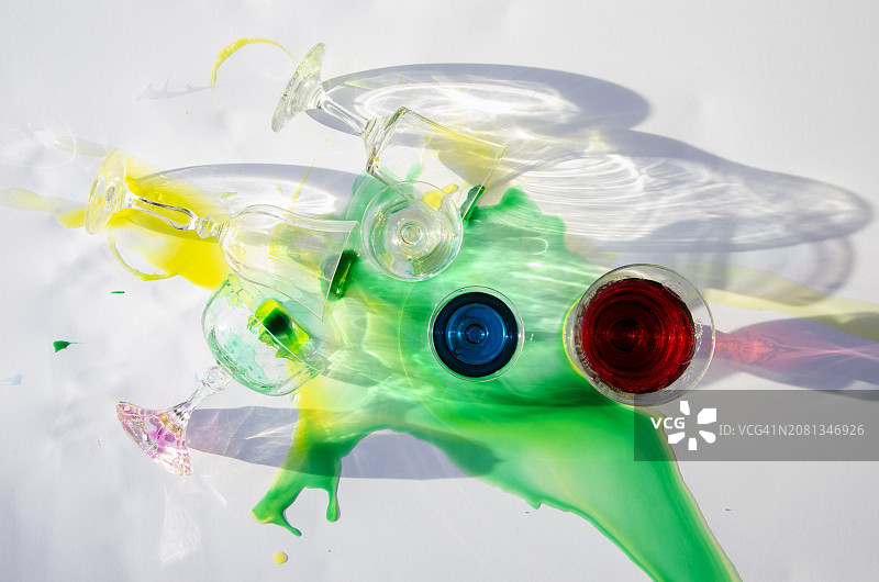 装有彩色液体的玻璃杯图片素材