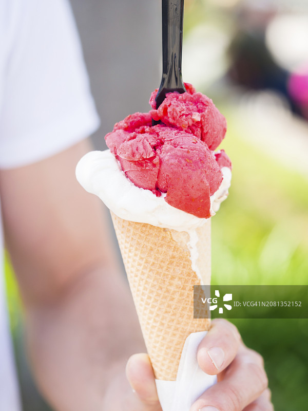 覆盆子白巧克力冰淇淋甜筒图片素材