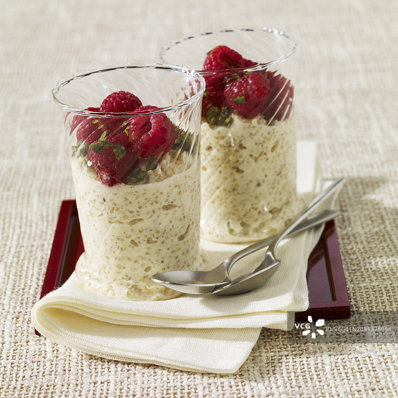 覆盆子和开心果香草藜麦布丁图片素材