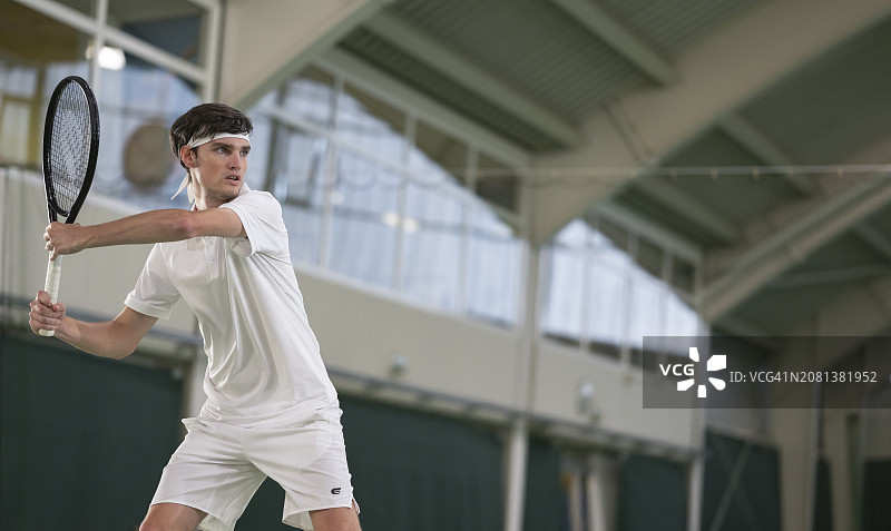 男人用球拍击球图片素材