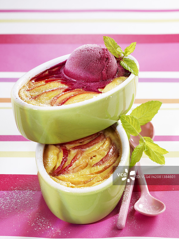 油桃法式烤布丁图片素材