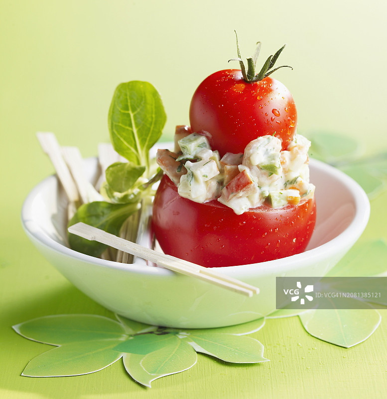 搭配马其顿沙拉的修女造型番茄图片素材