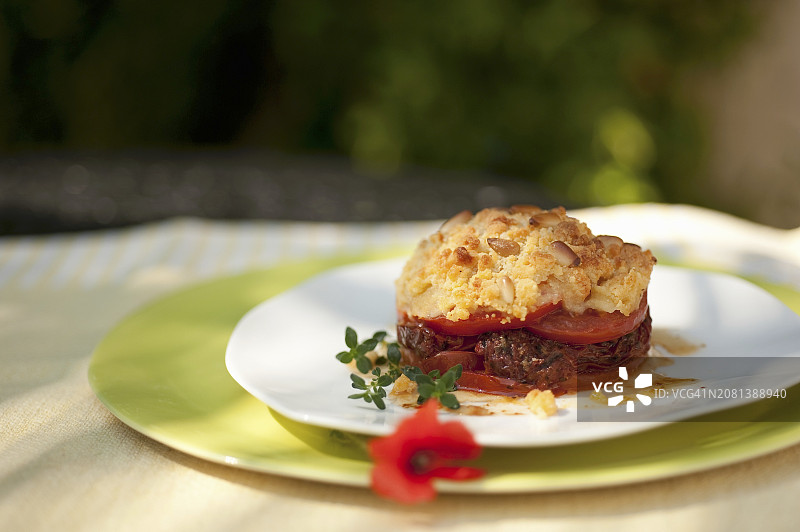 两个番茄、松子、新鲜百里香和帕尔马干酪碎图片素材