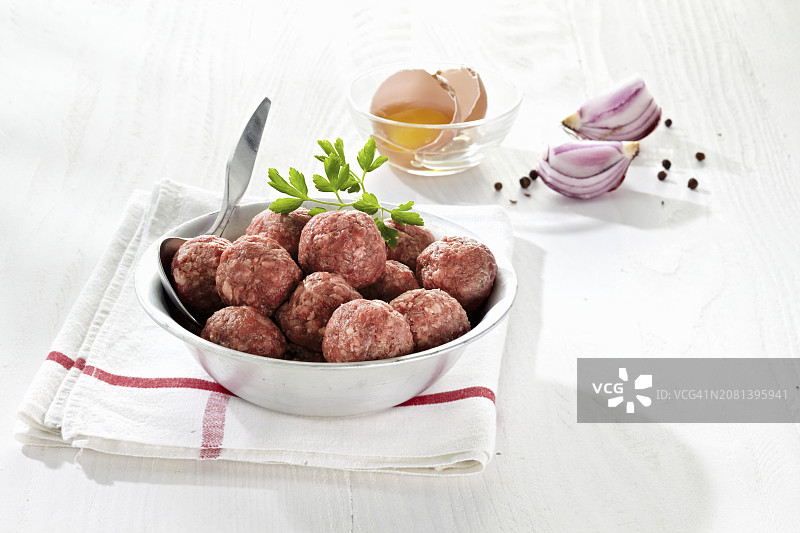 生肉丸、破鸡蛋、洋葱和香料图片素材