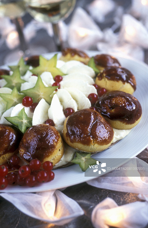 圣多诺黑泡芙与异域水果图片素材