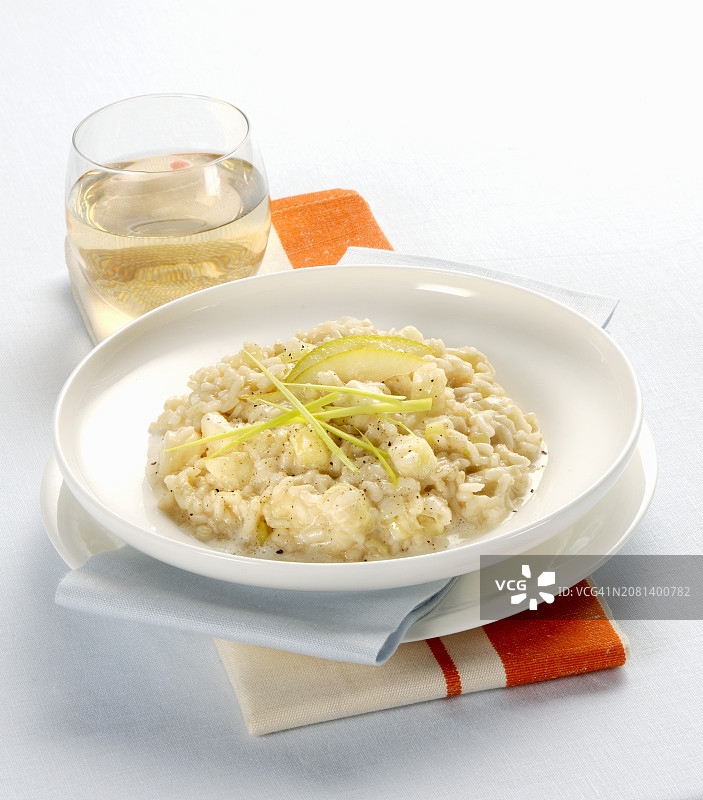 意大利韭葱、梨和塔莱吉奥奶酪烩饭图片素材