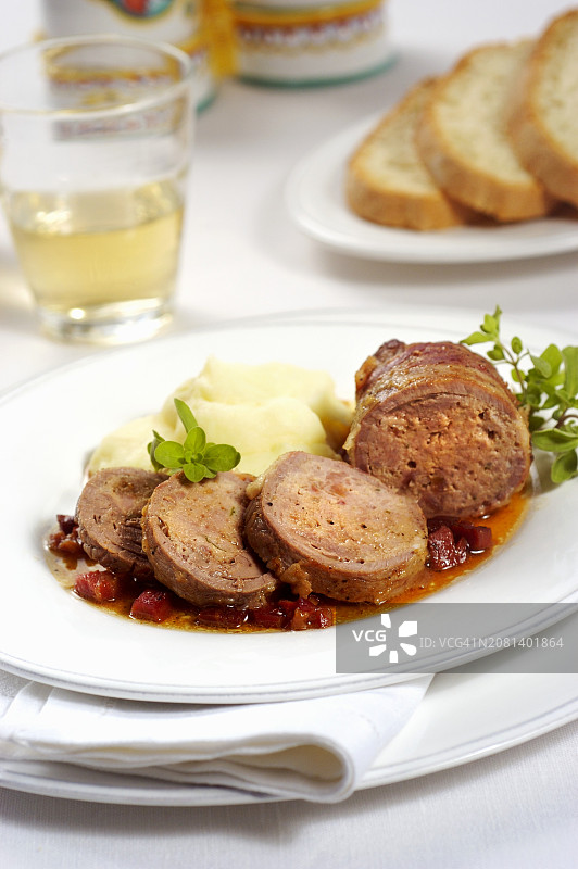 小牛肉卷配火腿和土豆泥图片素材