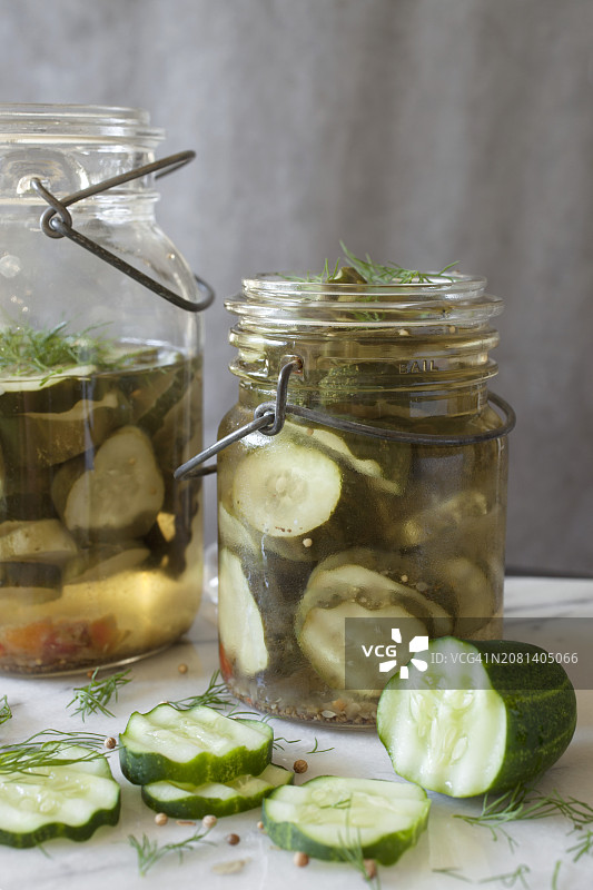 腌制在复古玻璃罐中的腌黄瓜片图片素材